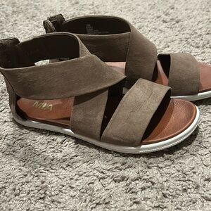 Size 7.5 Mia sandals